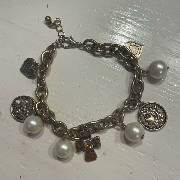7.5” silver tone bracelet 4 simulated pearl charms 2 heart charms 2 medallions - Picture 1 of 9